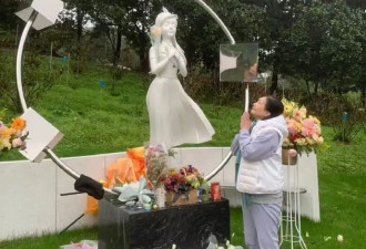 S妈现身金宝山大S雕像前 称自己心中苦不堪言