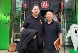 向华强小儿子向佑现身牙科诊所，穿黑衣低调朴素，已被向太拉黑