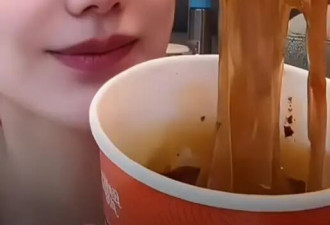 马筱梅剖腹产仅13天就直播带货，"汪宝"安置身侧婴儿床中，一边互动带娃一边卖货