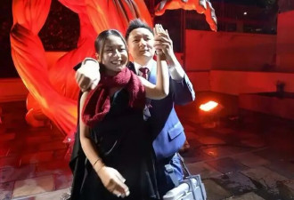 香港知名女星晒丰满身材，故意穿小号泳装...