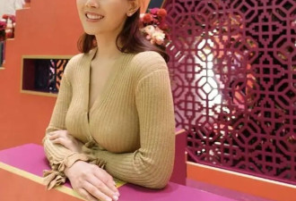 香港知名女星晒丰满身材，故意穿小号泳装...