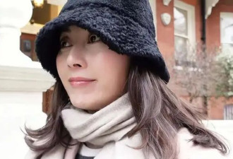 香港知名女星晒丰满身材，故意穿小号泳装...