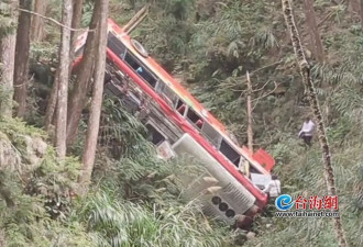 台湾南投游园车坠落数十米深谷 1死7伤