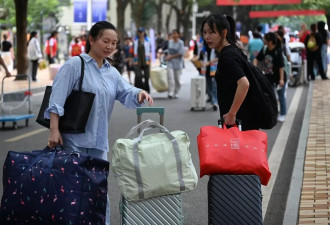 年轻人一边选择“断亲”，一边争当"全职儿女"？