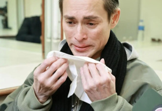海俊杰丧妻后罕见露脸，面容憔悴瘦了一圈，提及亡妻当众泣不成声