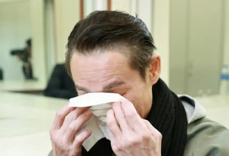 海俊杰丧妻后罕见露脸，面容憔悴瘦了一圈，提及亡妻当众泣不成声