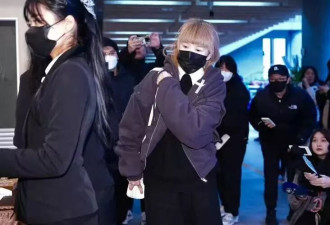 众星送别袁惟仁,前妻及子女现身,高龄母亲也现身告别感谢媒体