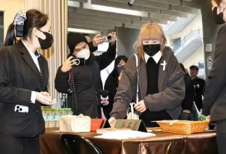 众星送别袁惟仁,前妻及子女现身,高龄母亲也现身告别感谢媒体