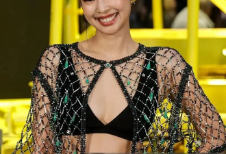 jennie看秀造型翻车！穿镂空透视装太辣眼，为讨好欧美姿态难看