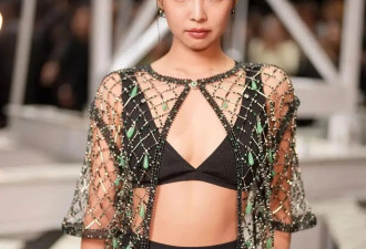 jennie看秀造型翻车！穿镂空透视装太辣眼，为讨好欧美姿态难看