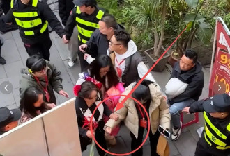 75岁刘晓庆现身重庆，头戴簪花身材饱满，保安围一圈上楼梯被搀扶