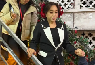 75岁刘晓庆现身重庆，头戴簪花身材饱满，保安围一圈上楼梯被搀扶