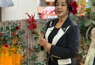 75岁刘晓庆现身重庆，头戴簪花身材饱满，保安围一圈上楼梯被搀扶