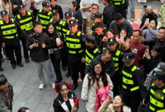 75岁刘晓庆现身重庆，头戴簪花身材饱满，保安围一圈上楼梯被搀扶