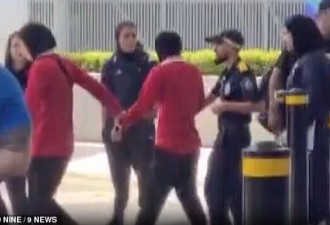 伊朗女足抵达机场！球员被困车内疑似发求救信号