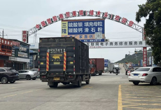 “见过抢米抢面，没见过抢塑料”，东莞小镇大堵车