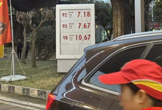 油价大涨 中国多地加油站排长队 有人半小时才排到