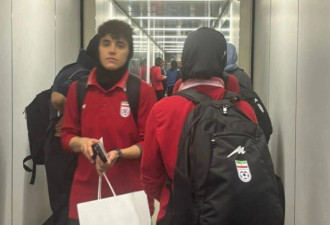 伊朗女足乘机回国 登机时拥抱痛哭 至少1人拒离开