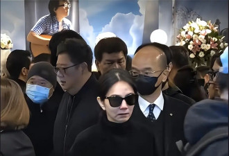 Ella送别袁惟仁哭到抽搐，被记者围堵怼脸拍，哀伤过度一言不发