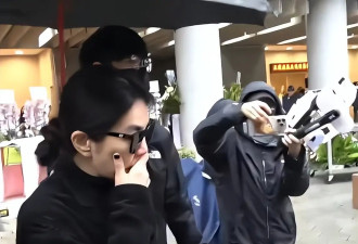 Ella送别袁惟仁哭到抽搐，被记者围堵怼脸拍，哀伤过度一言不发