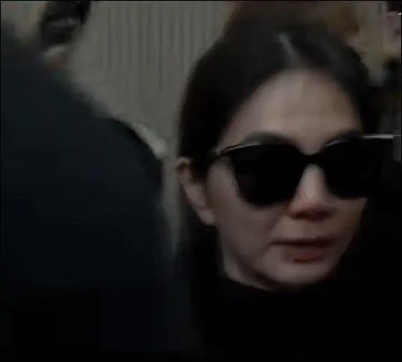 Ella送别袁惟仁哭到抽搐，被记者围堵怼脸拍，哀伤过度一言不发