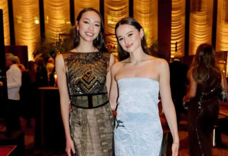 邓文迪参加前夫默多克95岁生日，俩女儿应邀穿的俏，资产共280亿
