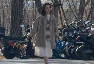 北京街头偶遇46岁董洁 一身春装个头不高 被她颜值震撼到