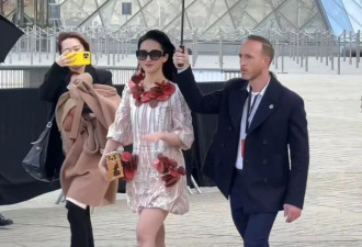 刘亦菲周冬雨LV大秀晚宴合影引热议！Lisa膀大腰圆，全智贤一脸凶相