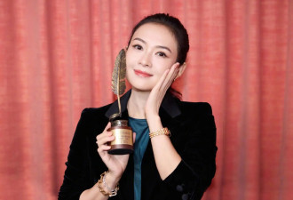 章子怡晒获奖照心情大好！手捧奖杯绽放灿烂笑容