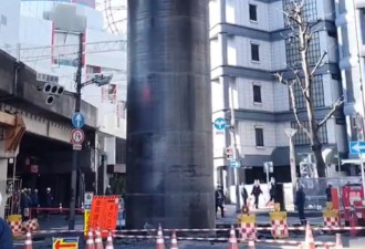 大阪路面突窜出13米高巨型钢管引恐慌 现场太震撼