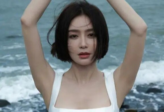 秦岚的湿身照曝光 大热天穿吊带+紧身裤玩水