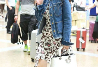 54岁的杨钰莹到了大婶的年纪 却还是少女身材
