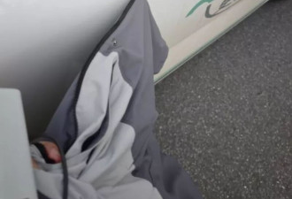 揪心！乘客被无人驾驶出租车夹衣服险遭拖行