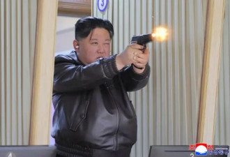 金正恩携女儿视察重要军工厂 体验手枪射击