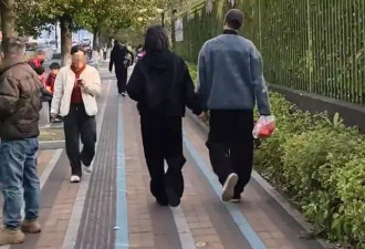 偶遇朱丹夫妇 周一围拎早餐和老婆牵手 杭州买两套大平层