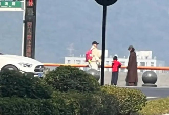 偶遇朱丹夫妇 周一围拎早餐和老婆牵手 杭州买两套大平层