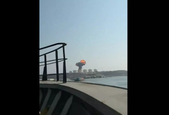 无人机袭阿曼港口储油罐 急速撞击后爆巨大火球