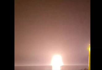 两油轮遇袭画面曝光：爆炸火光染红夜空 至少1死