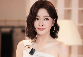 秦岚这身材谁不竖大拇指？斜肩上衣+牛仔裤眼波流转美的移不开眼