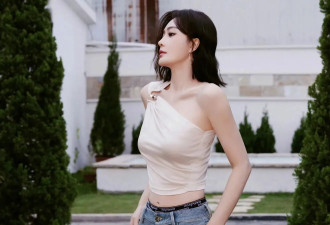 秦岚这身材谁不竖大拇指？斜肩上衣+牛仔裤眼波流转美的移不开眼