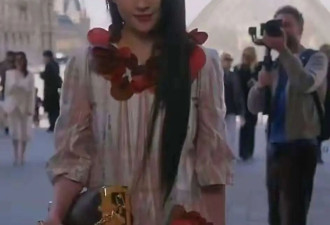 4位女星看秀，刘亦菲嫌衣服丑，瞥见其他3人后打脸了