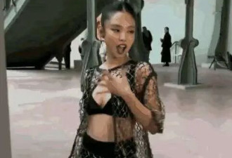 4位女星看秀，刘亦菲嫌衣服丑，瞥见其他3人后打脸了