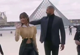 4位女星看秀，刘亦菲嫌衣服丑，瞥见其他3人后打脸了
