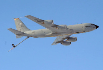美军一架KC-135空中加油机在伊拉克坠毁