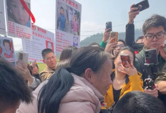 1岁被人从聋哑母亲怀里抢走，小伙30年后回家团聚