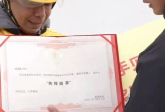 上海街头孩童食物卡喉，河南籍骑手侯海富紧急施救