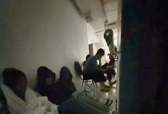 我正在中东读书，和同学一起躲进防空洞