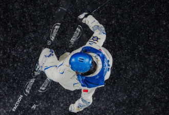 谷爱凌出席旧金山春节游行 掌声与争议中的明星
