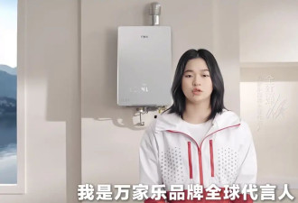 全红婵出席活动 白衬衫配百褶裙 满脸福相