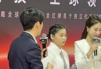 全红婵出席活动 白衬衫配百褶裙 满脸福相
